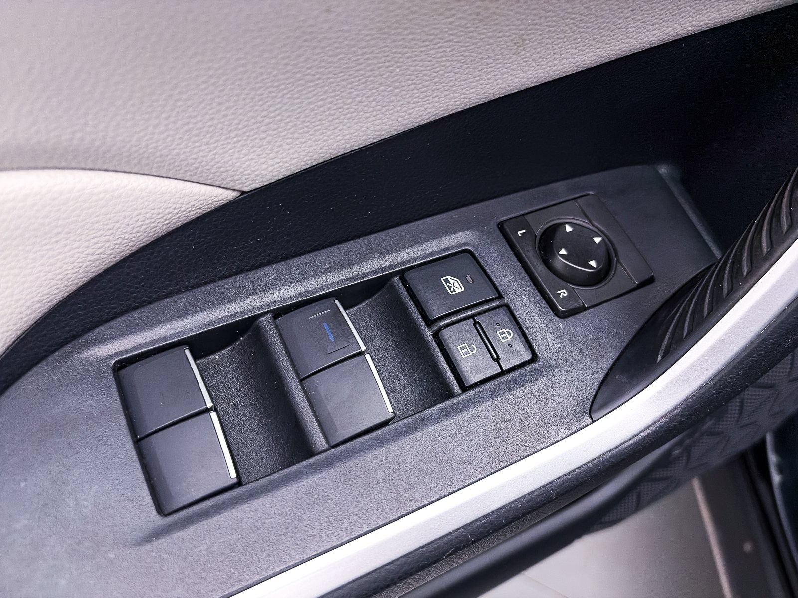 Used 2019 Toyota RAV4 XLE Premium w/ Carpet Mat Package FWD image 16