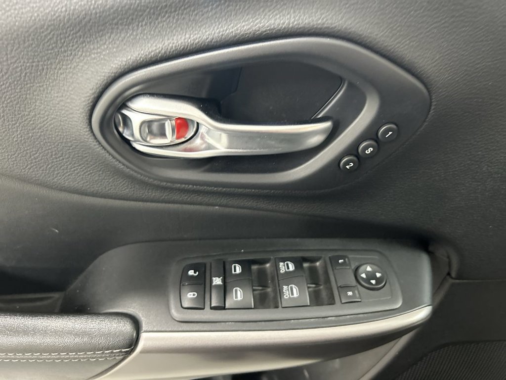 Used 2019 Jeep Cherokee Limited AWD/4WD image 11