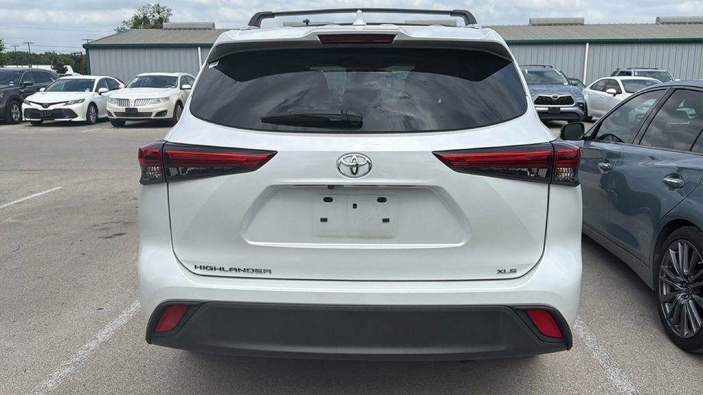 Used 2023 Toyota Highlander XLE FWD image 7