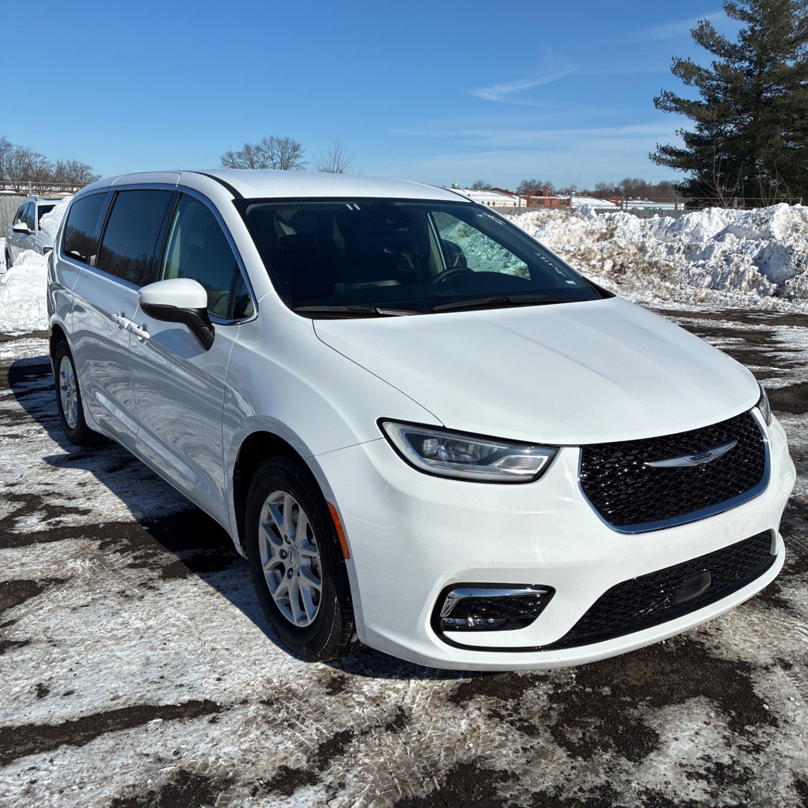 Used 2023 Chrysler Pacifica Touring-L image 7