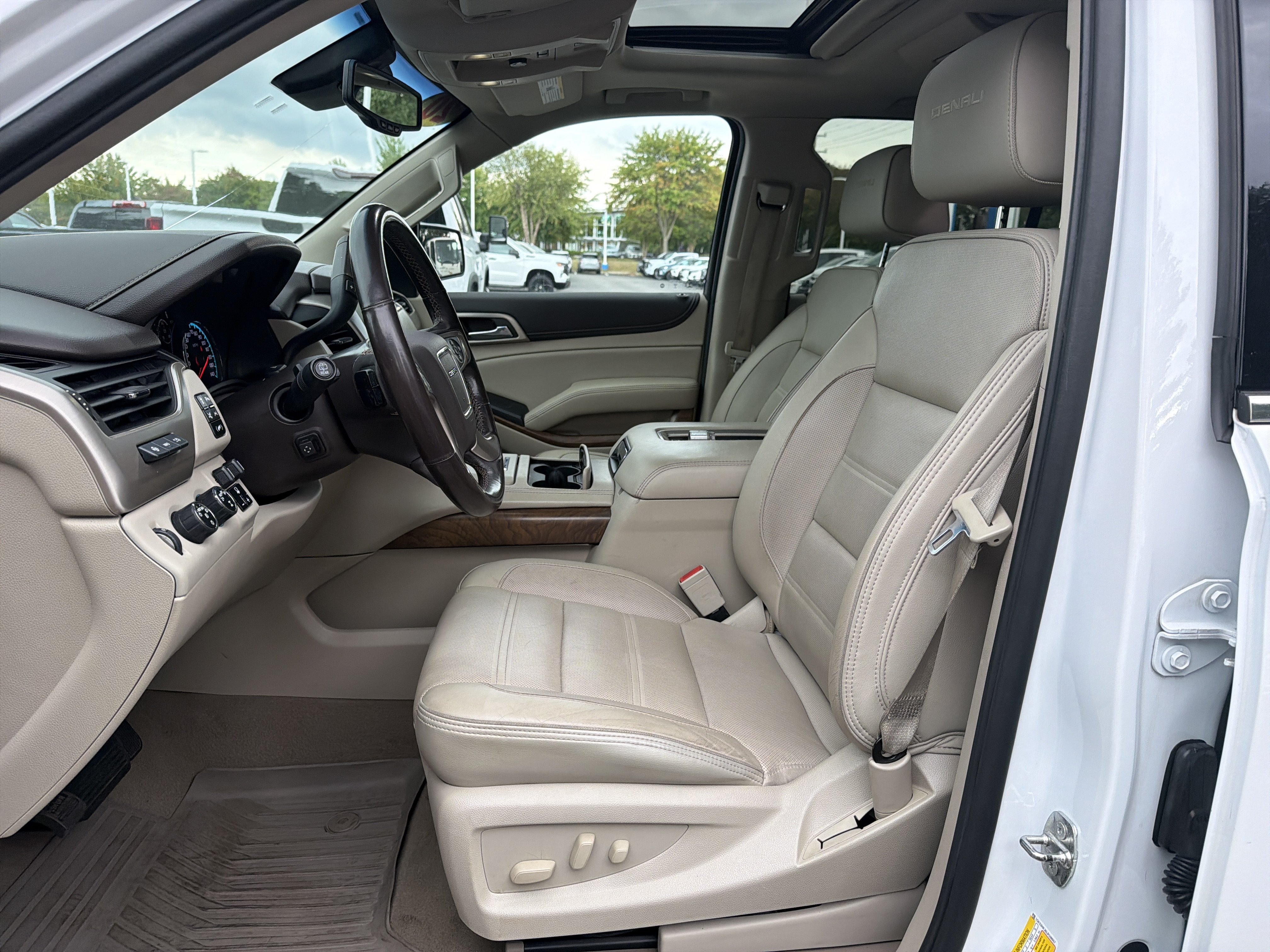 Used 2020 GMC Yukon XL Denali w/ Denali Ultimate Package AWD/4WD image 16