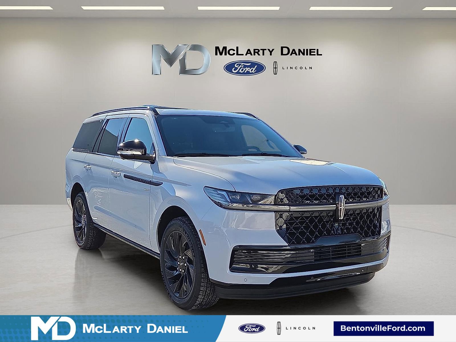 New 2026 Lincoln Navigator Reserve w/ Jet Appearance Package image 1