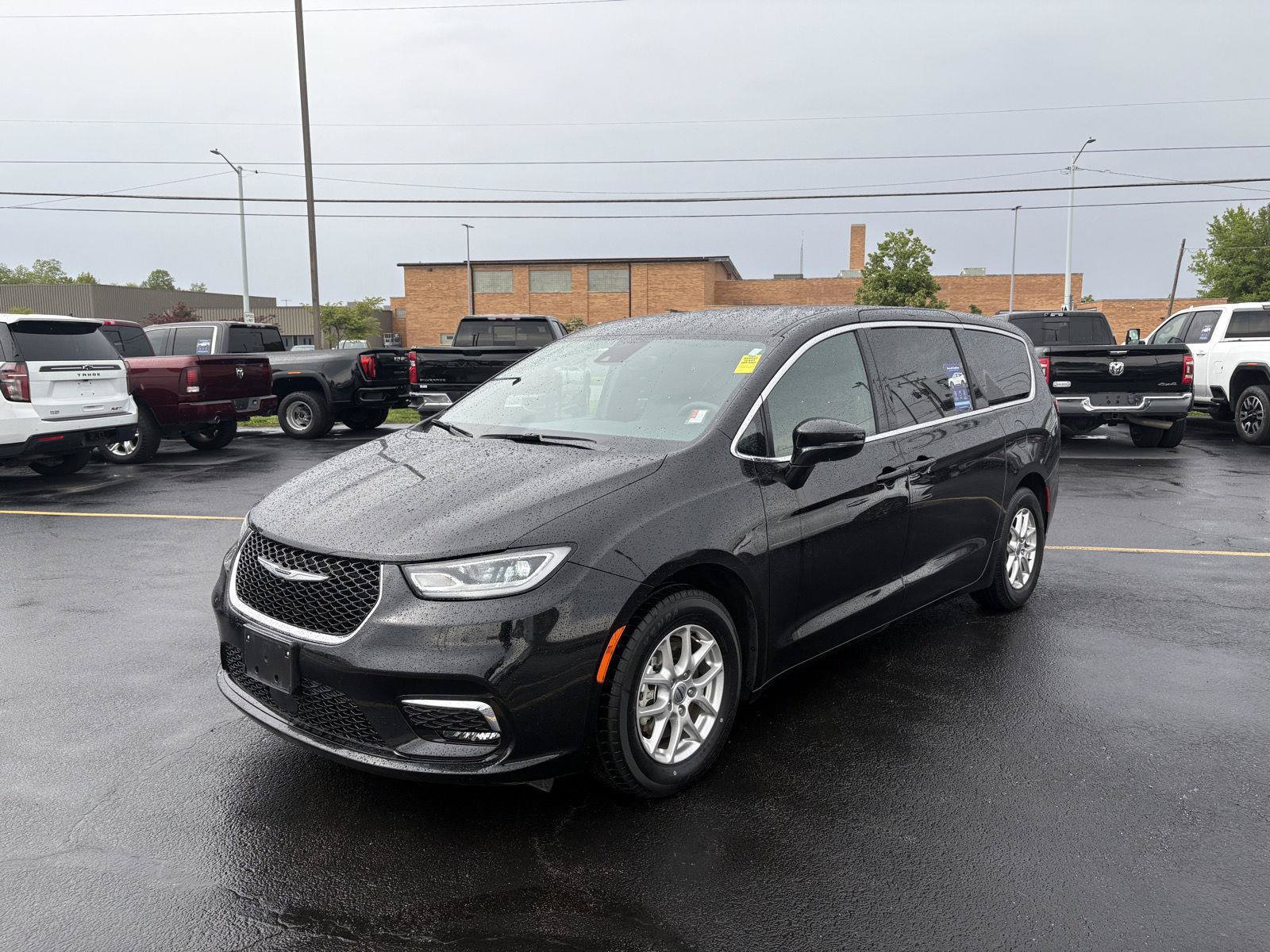 Used 2025 Chrysler Pacifica Select FWD image 21