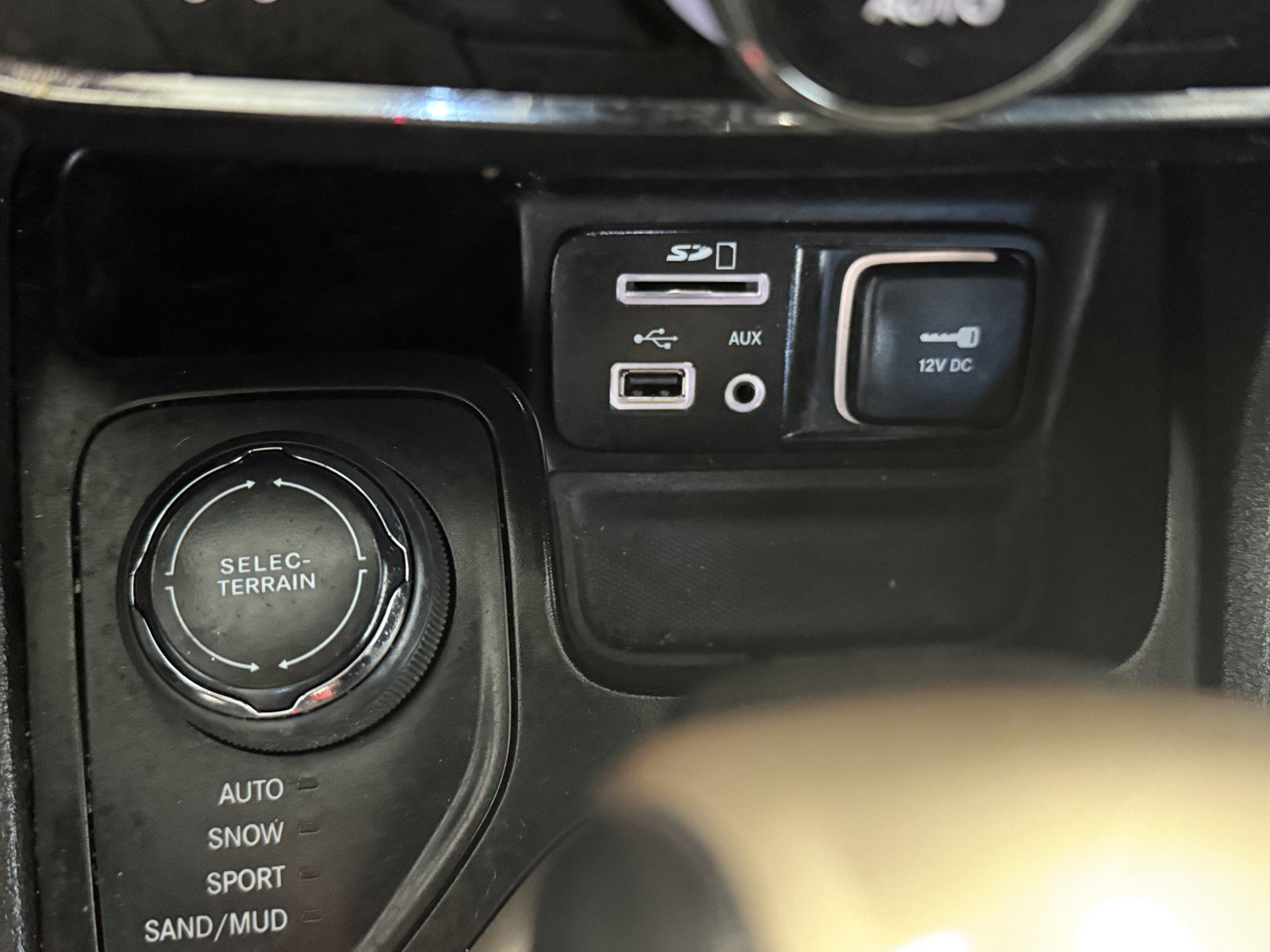 Used 2017 Jeep Cherokee Limited AWD/4WD image 19