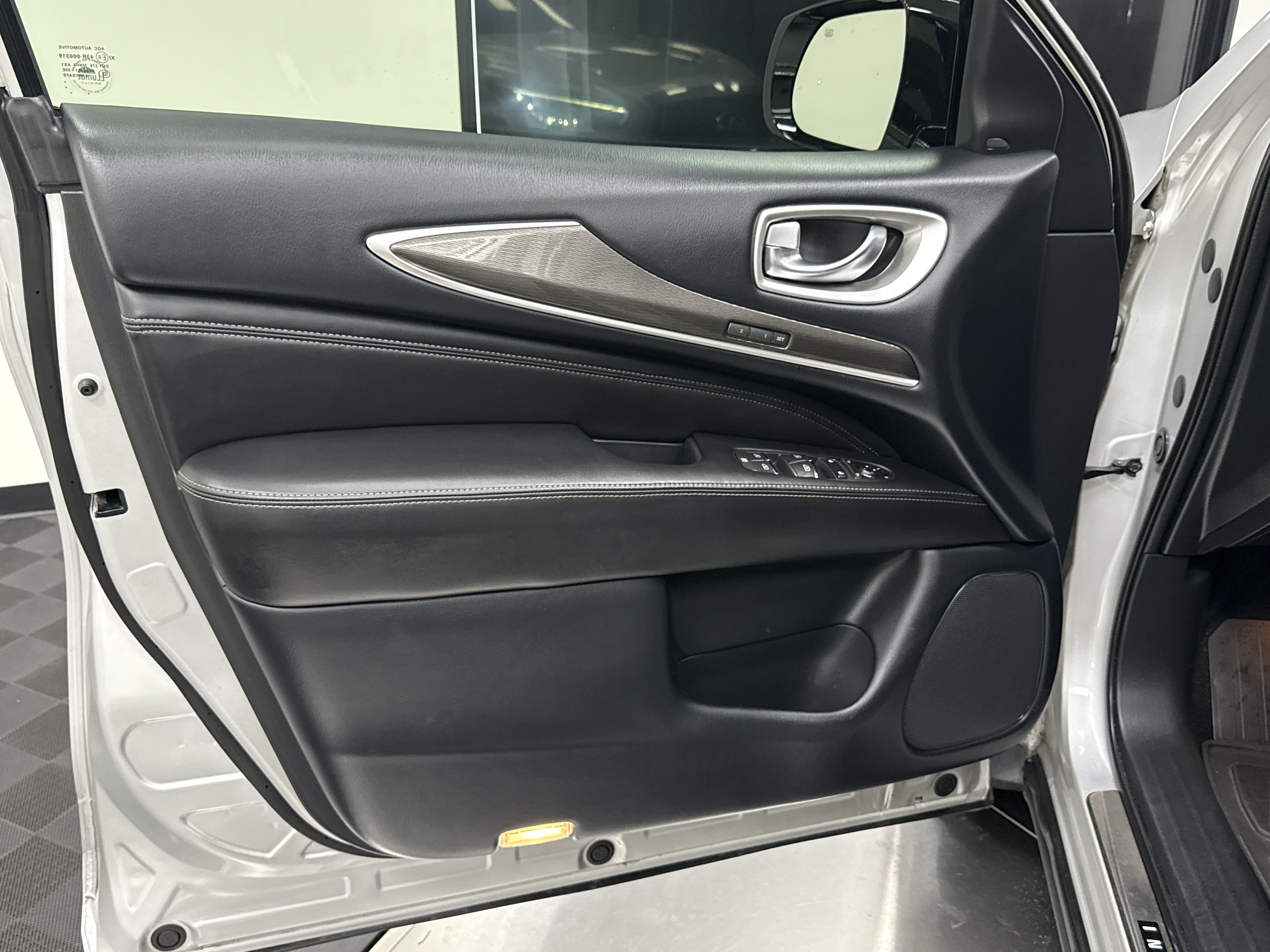 Used 2019 INFINITI QX60 Luxe w/ Essential Package FWD image 10