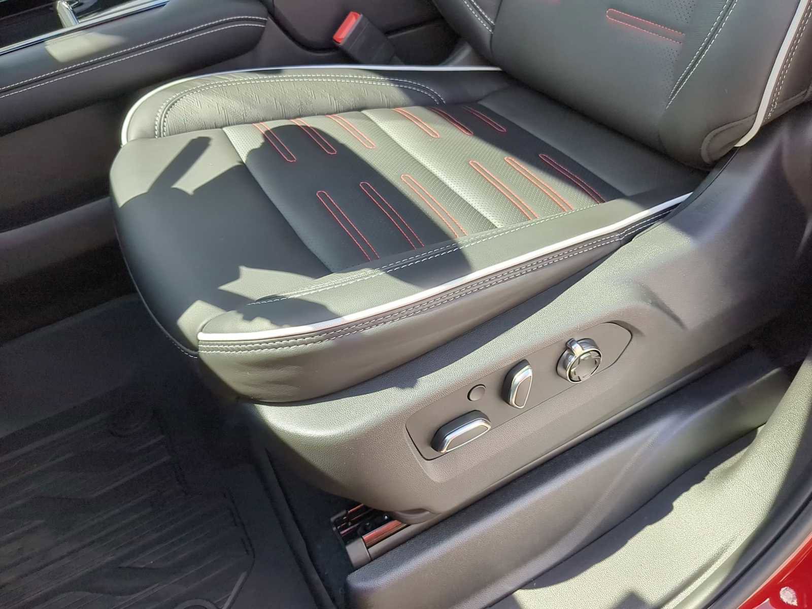 New 2026 GMC Yukon AT4 Ultimate AWD/4WD image 13