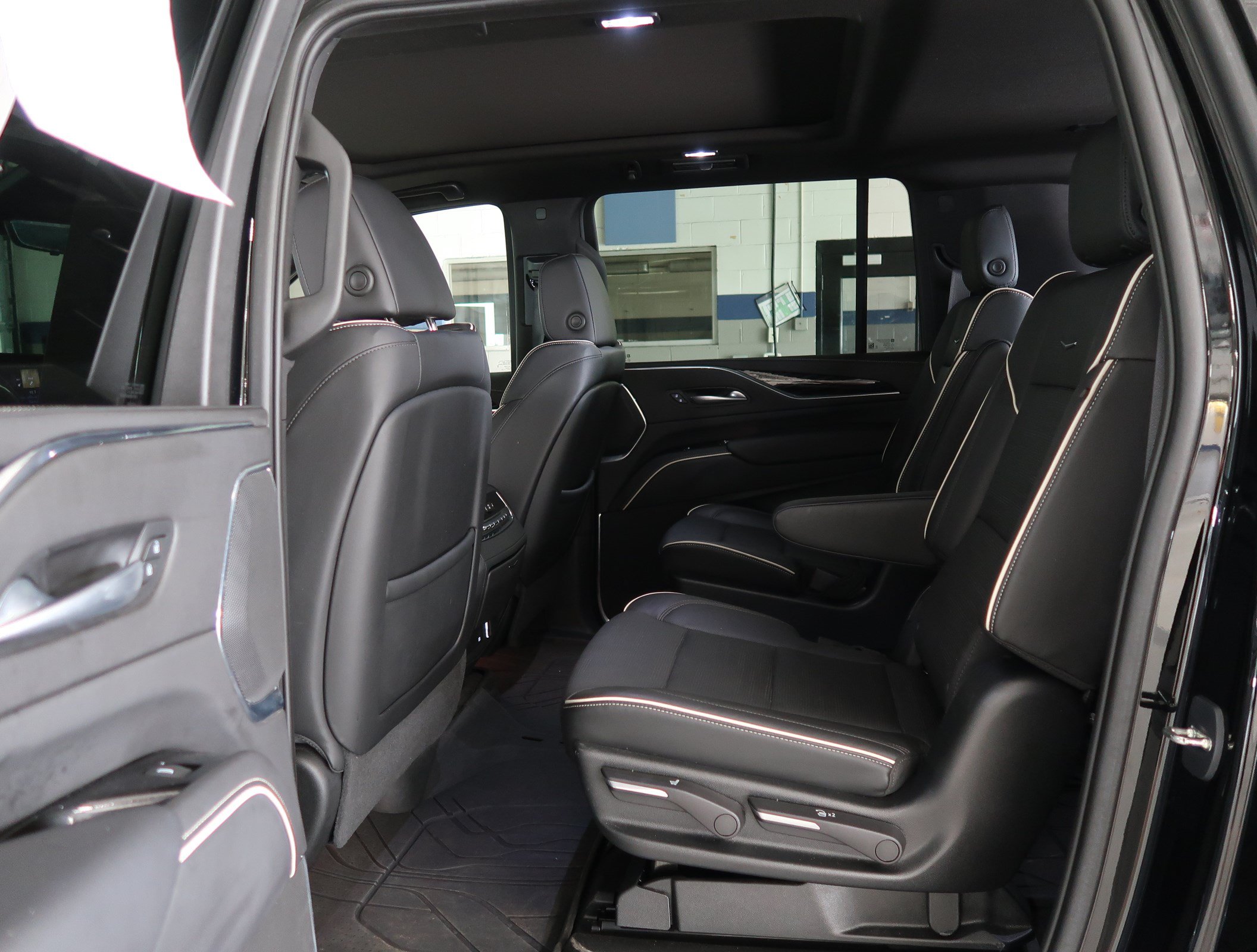 Used 2023 Cadillac Escalade ESV Sport w/ LPO, ONYX Package AWD/4WD image 35