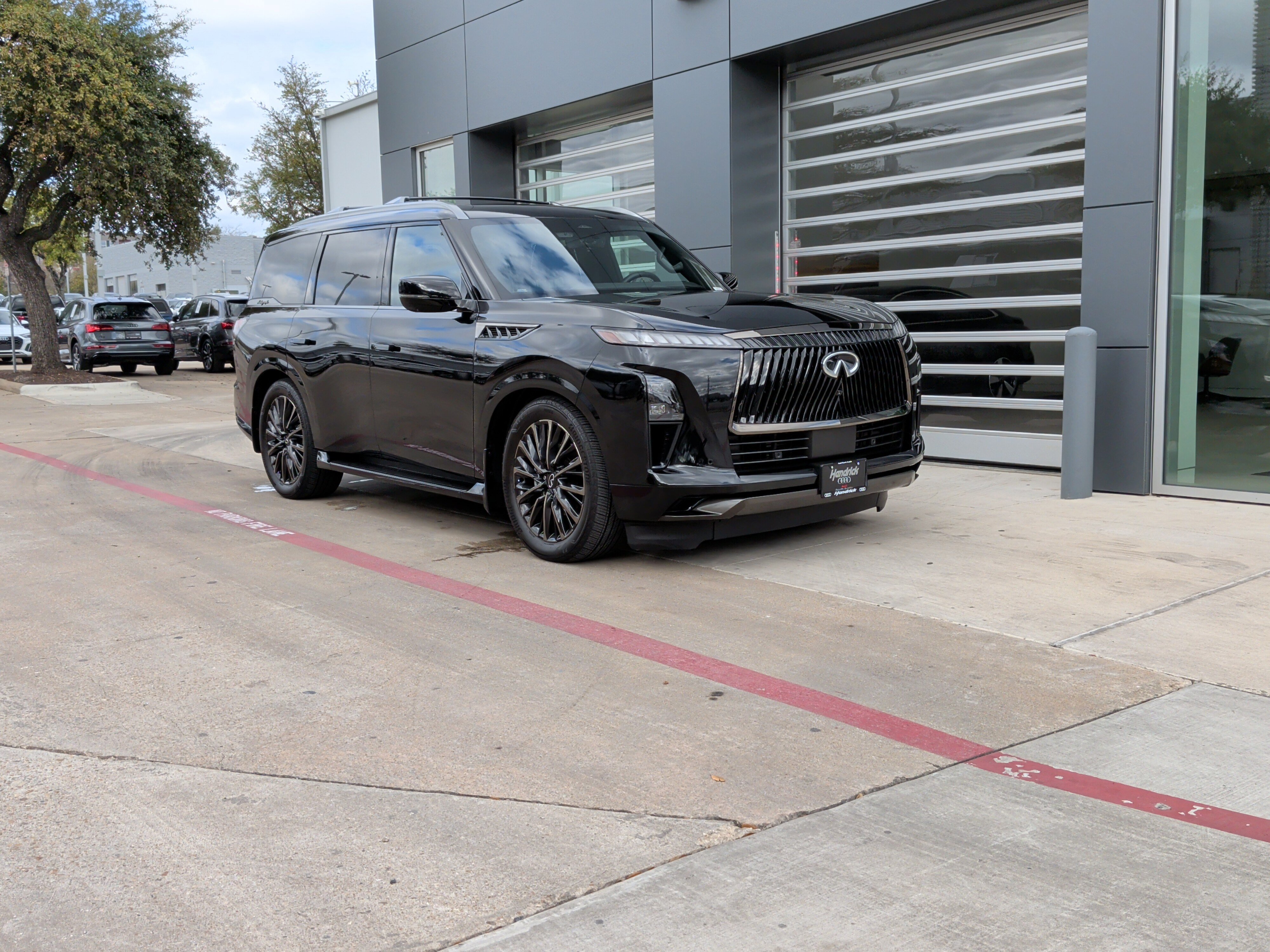 Used 2025 INFINITI QX80 Autograph w/ Autograph Exterior Package image 2