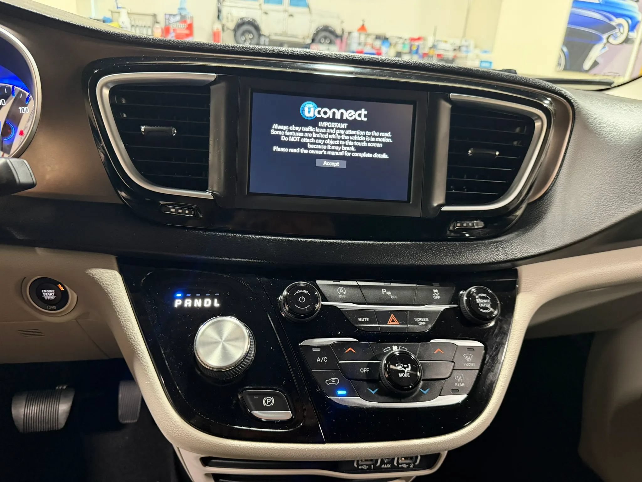 Used 2021 Chrysler Voyager L FWD image 43