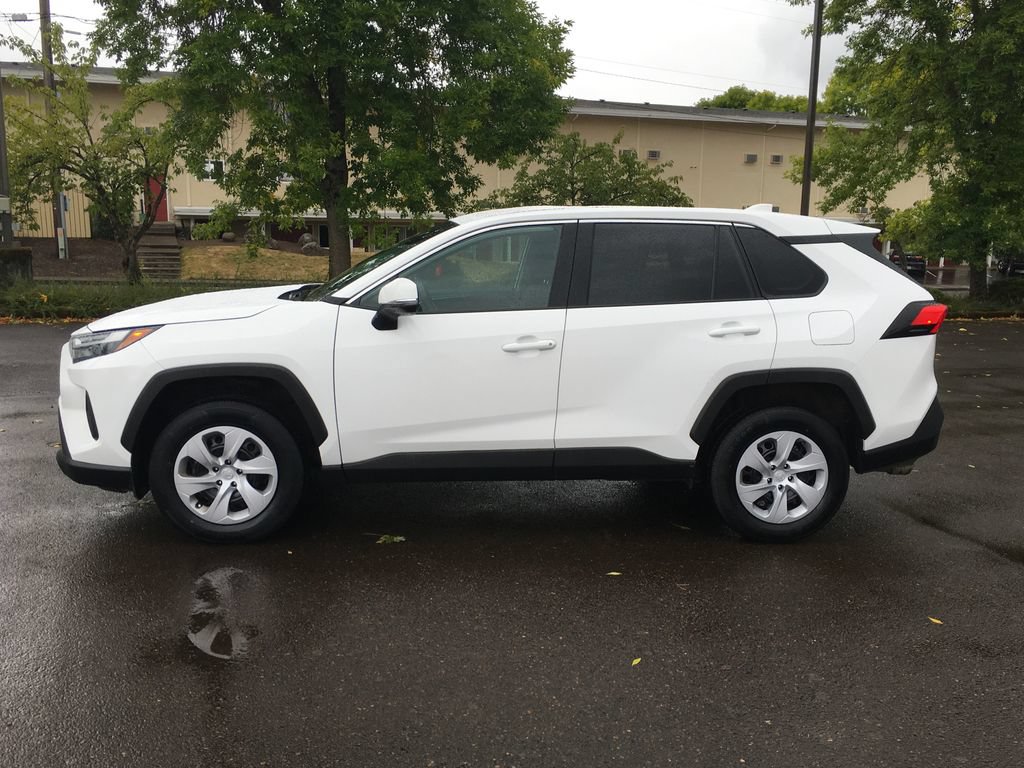 Used 2024 Toyota RAV4 LE AWD/4WD image 3