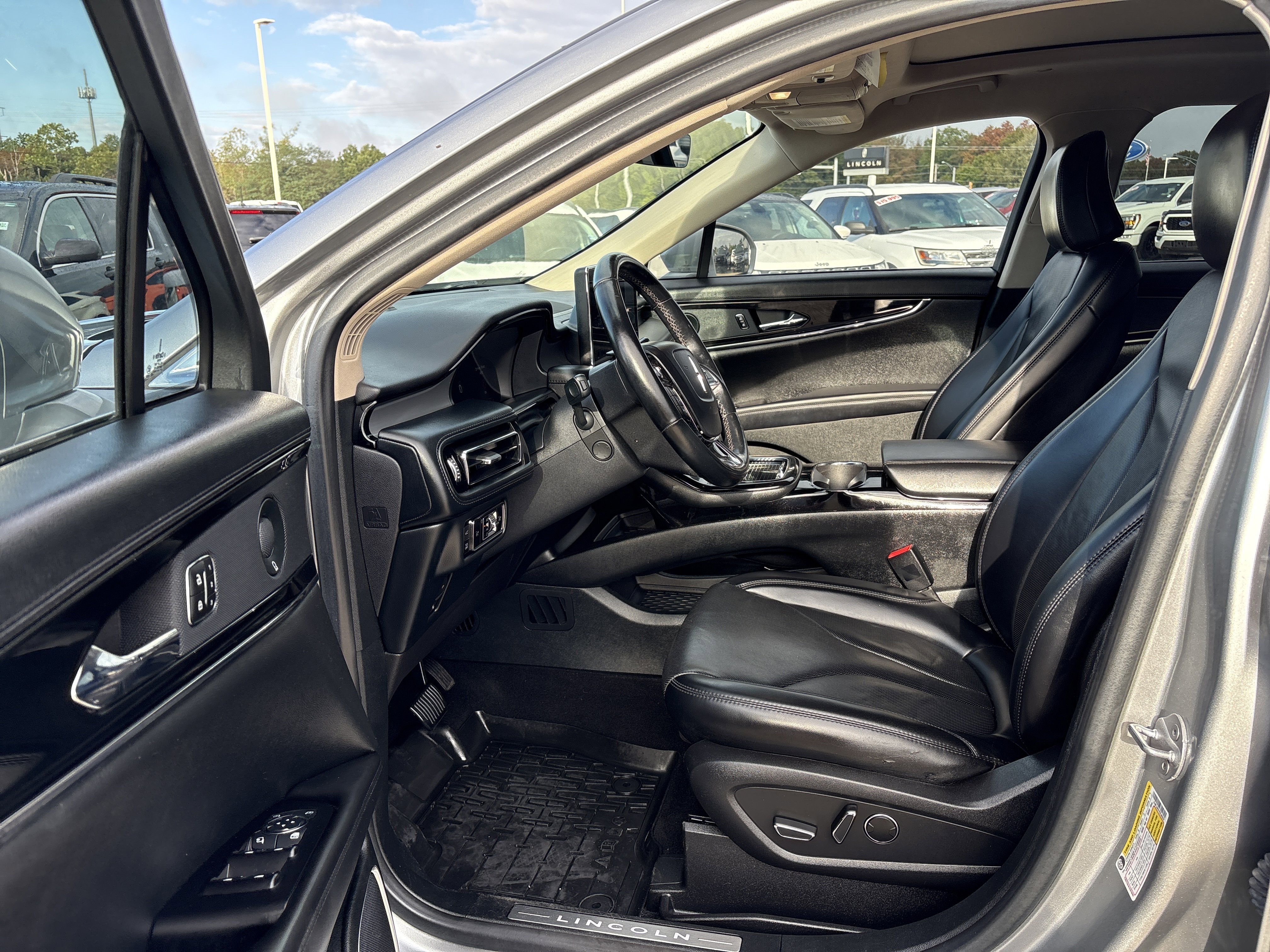 Used 2023 Lincoln Nautilus Reserve image 10