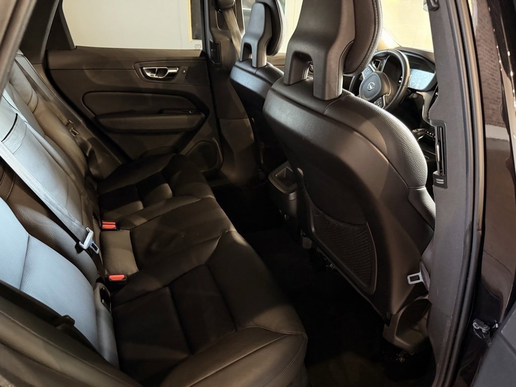 Used 2018 Volvo XC60 T5 Momentum image 26