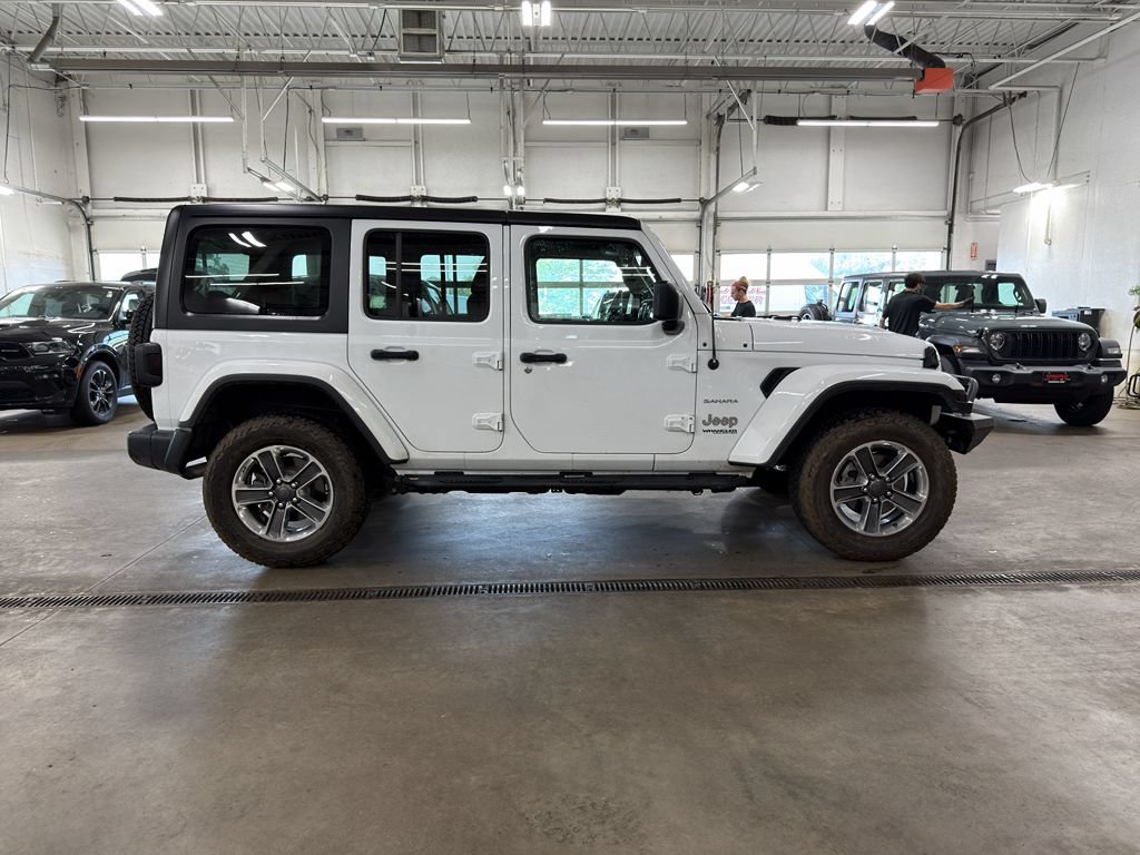 Used 2018 Jeep Wrangler Unlimited Sahara AWD/4WD image 4