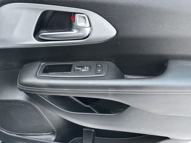 Used 2024 Chrysler Pacifica Touring image 40