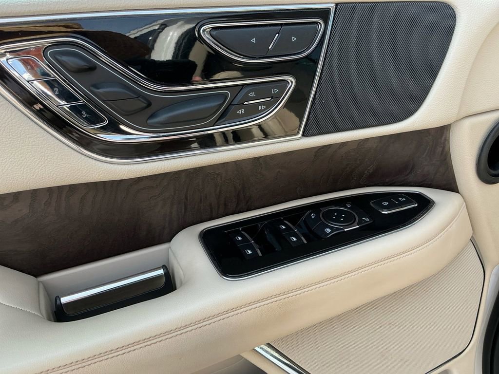 Used 2018 Lincoln Navigator Reserve image 16