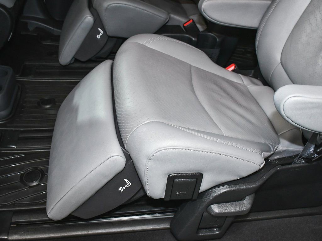 Used 2023 Toyota Sienna Limited image 51