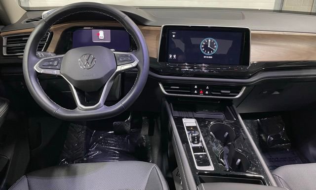Used 2025 Volkswagen Atlas SE image 16