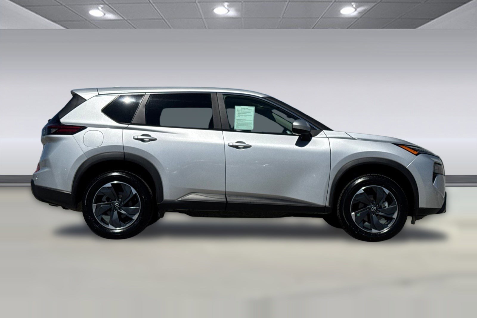 Used 2025 Nissan Rogue SV image 2