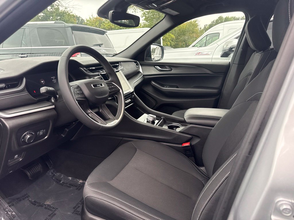 Used 2024 Jeep Grand Cherokee Laredo RWD image 3