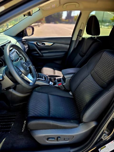 Used 2020 Nissan Rogue SV image 16