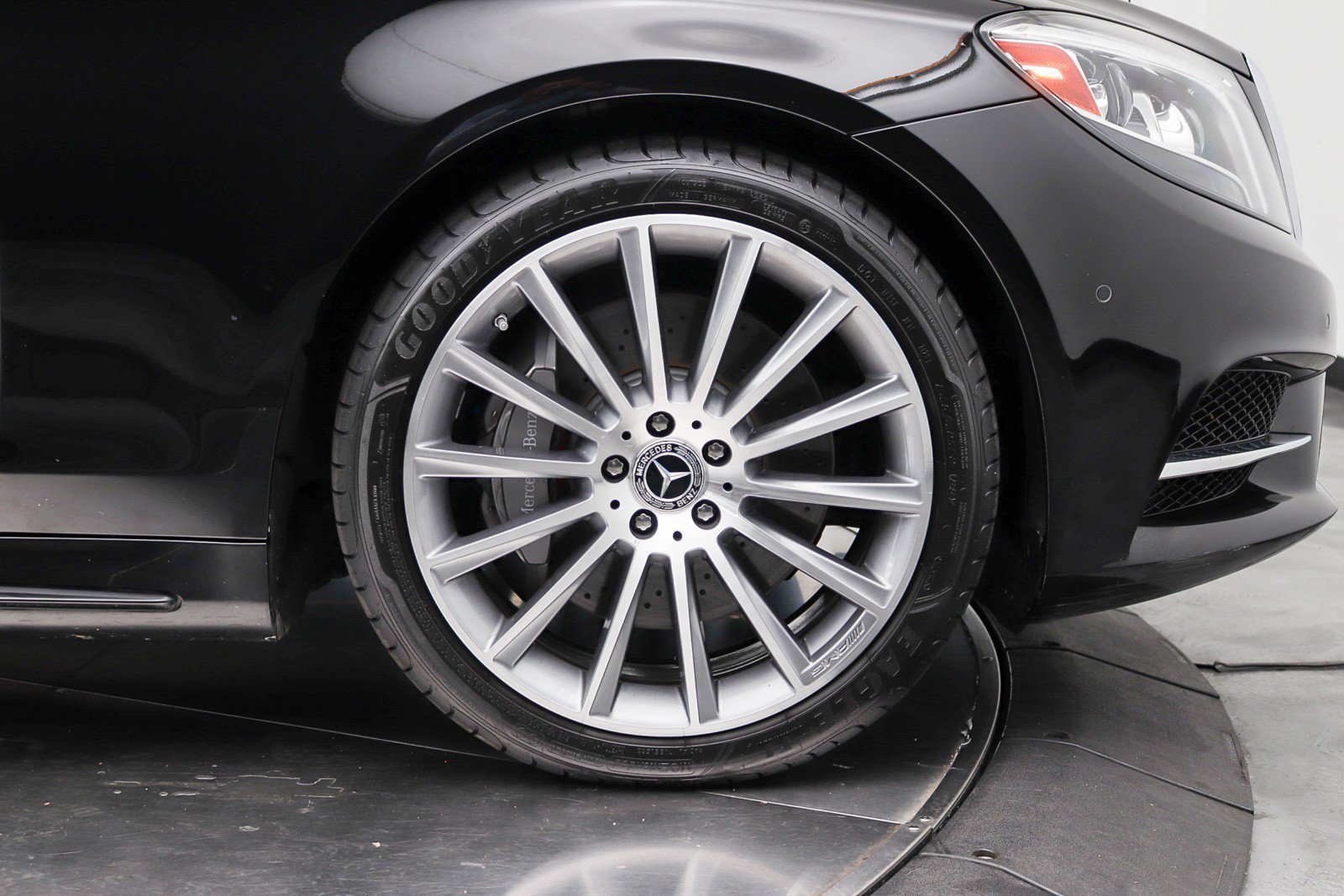 Used 2017 Mercedes-Benz S 550 Sedan image 14