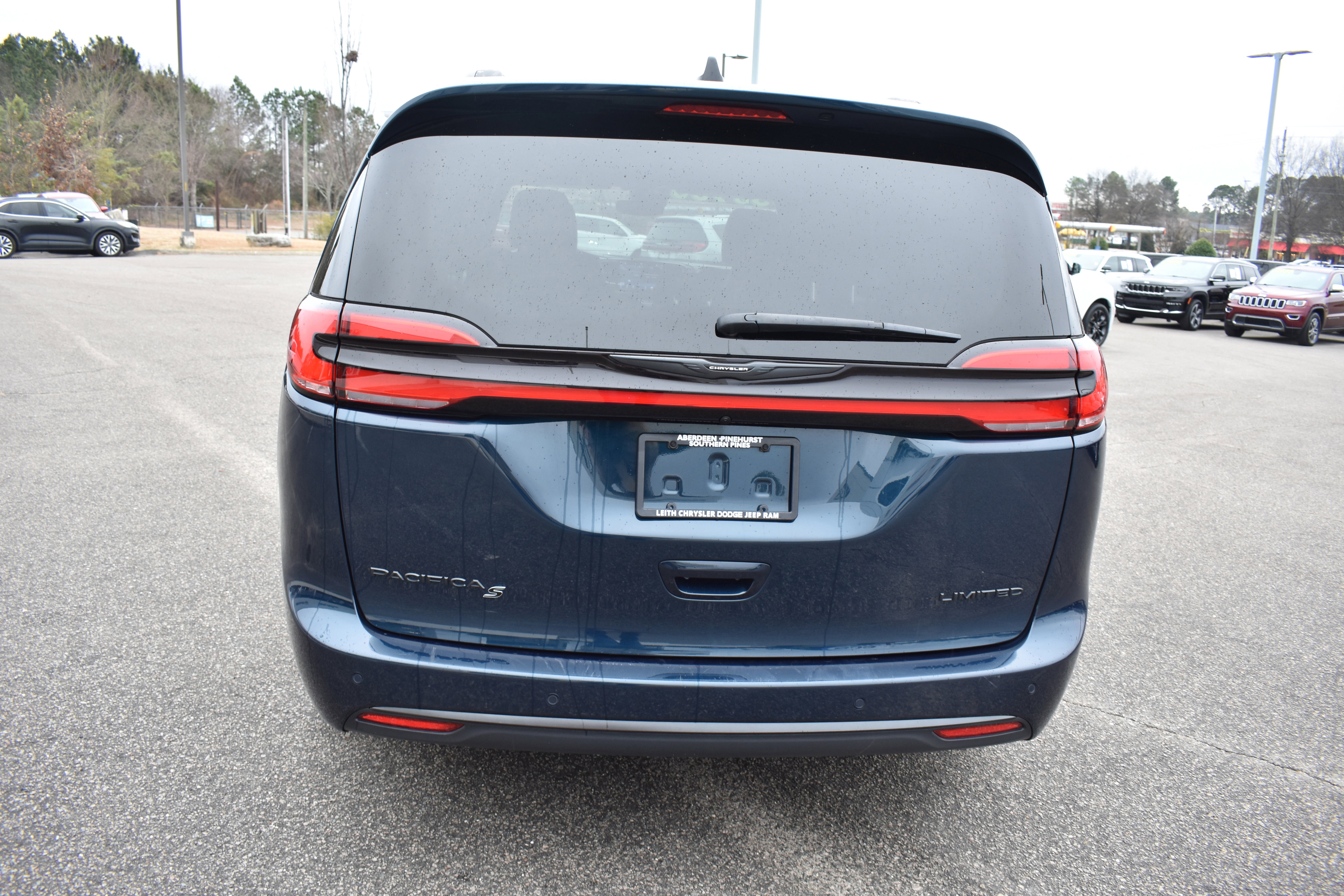Used 2025 Chrysler Pacifica Limited image 8