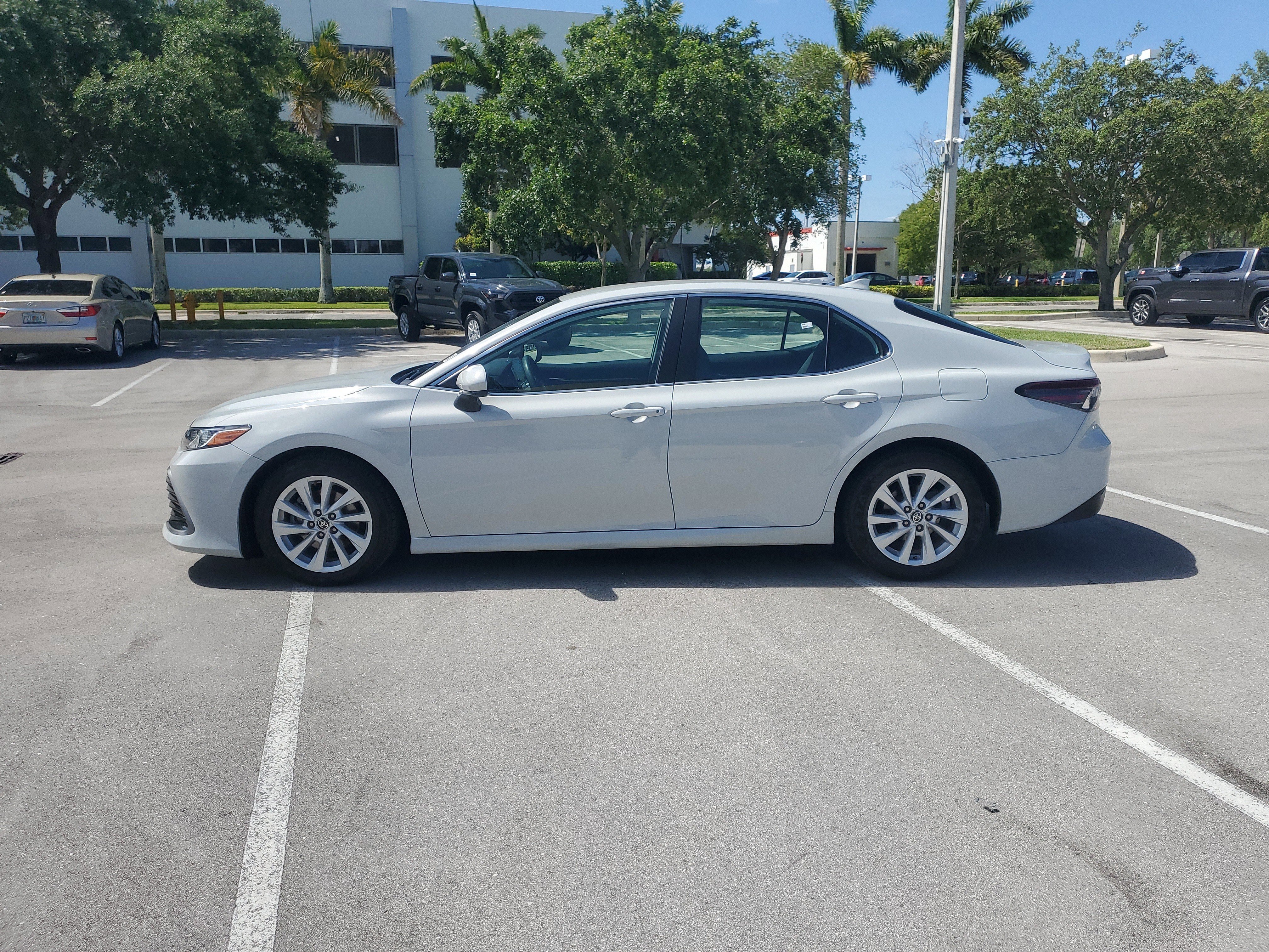 Used 2022 Toyota Camry LE image 6