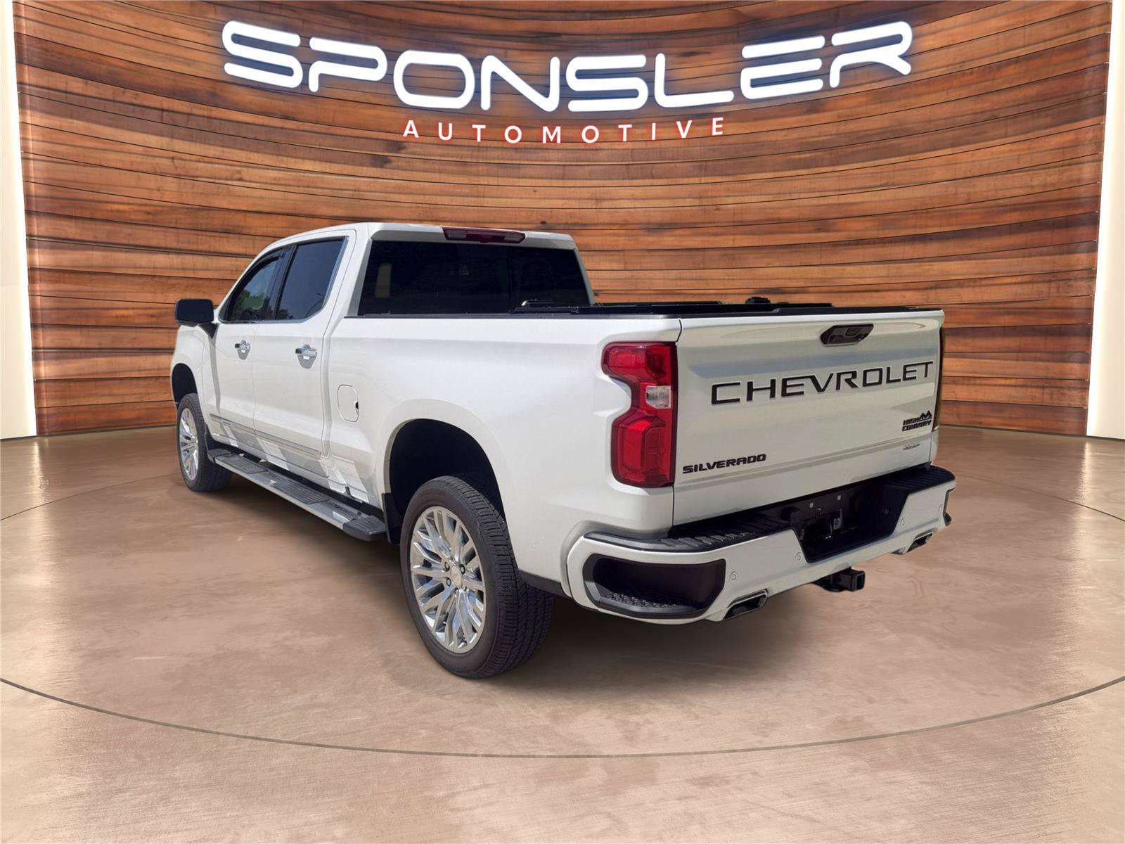 Used 2025 Chevrolet Silverado 1500 High Country w/ High Country Premium Package AWD/4WD image 3