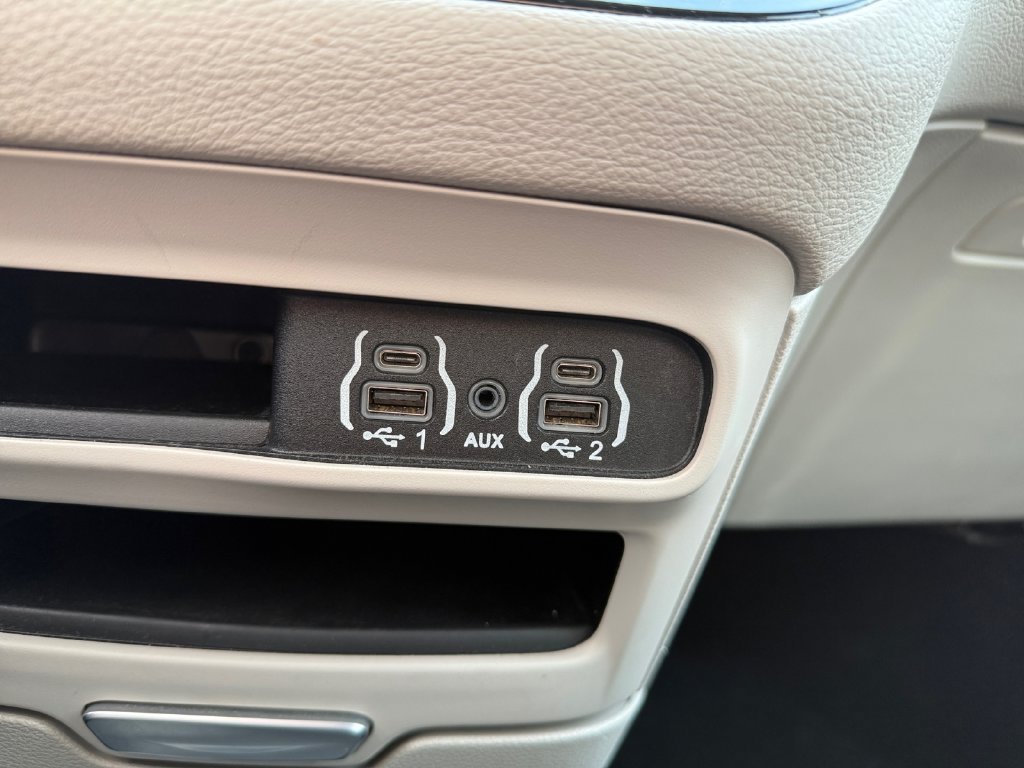 Used 2024 Chrysler Pacifica Limited FWD image 34
