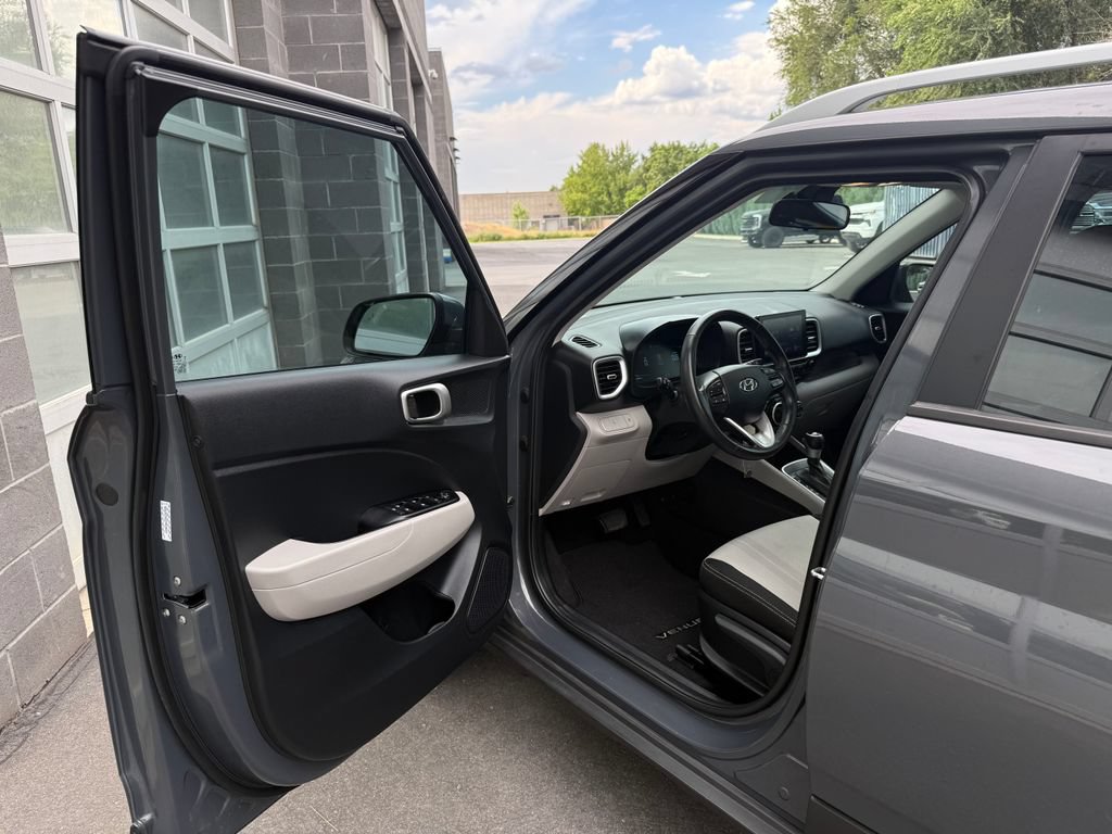 Used 2023 Hyundai Venue SEL w/ Cargo Package FWD image 18