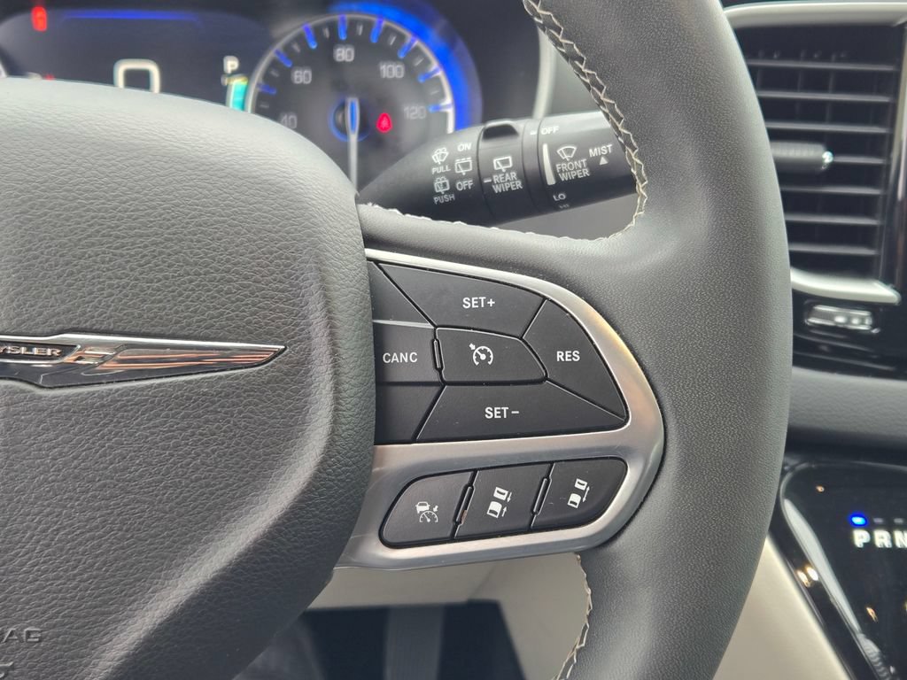 Used 2023 Chrysler Pacifica Touring-L FWD image 41