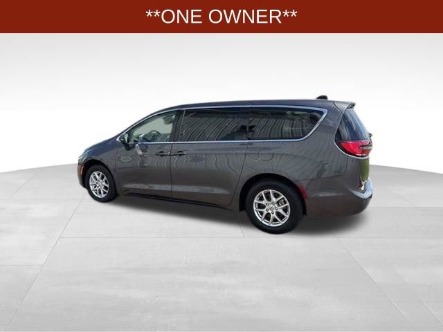 Used 2023 Chrysler Pacifica Touring-L FWD image 4
