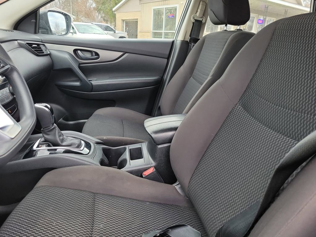 Used 2020 Nissan Rogue Sport S image 16