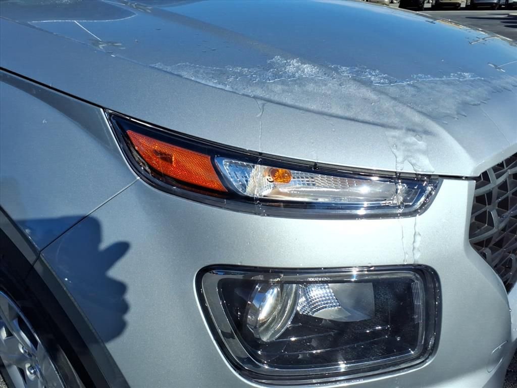 Used 2020 Hyundai Venue SE image 2