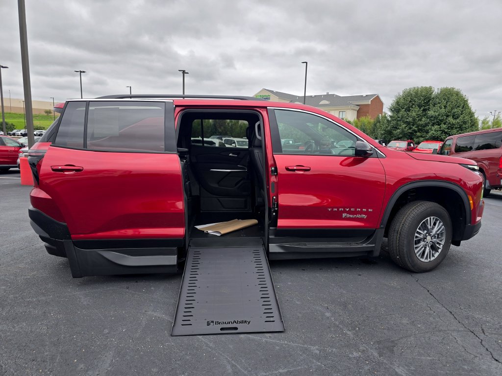 Used 2026 Chevrolet Traverse LT FWD image 9