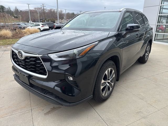 Used 2025 Toyota Highlander XLE AWD/4WD image 4