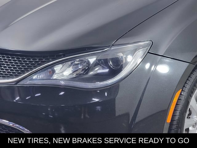 Used 2017 Chrysler Pacifica Touring-L FWD image 9