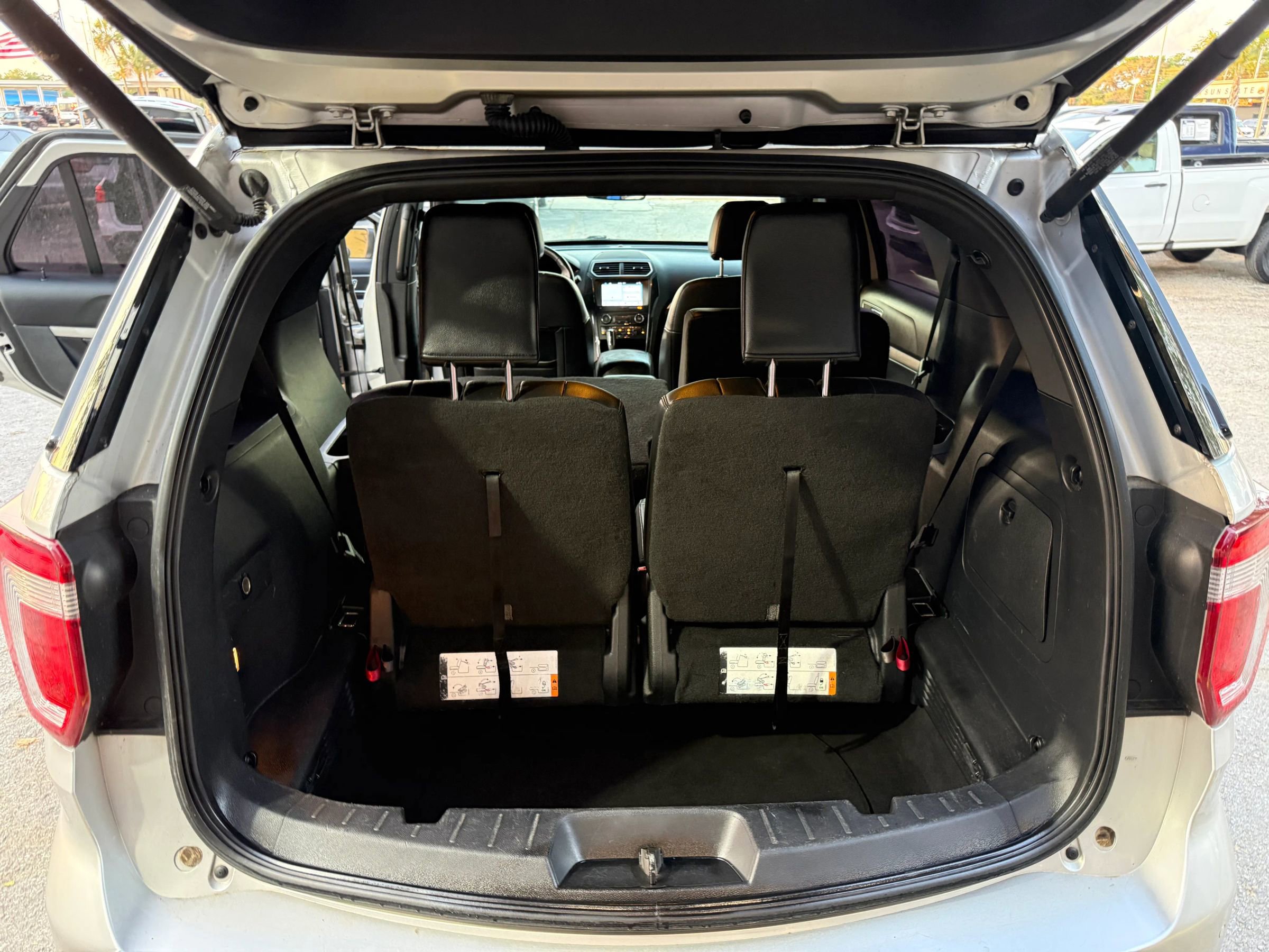 Used 2017 Ford Explorer XLT w/ Equipment Group 202A image 7