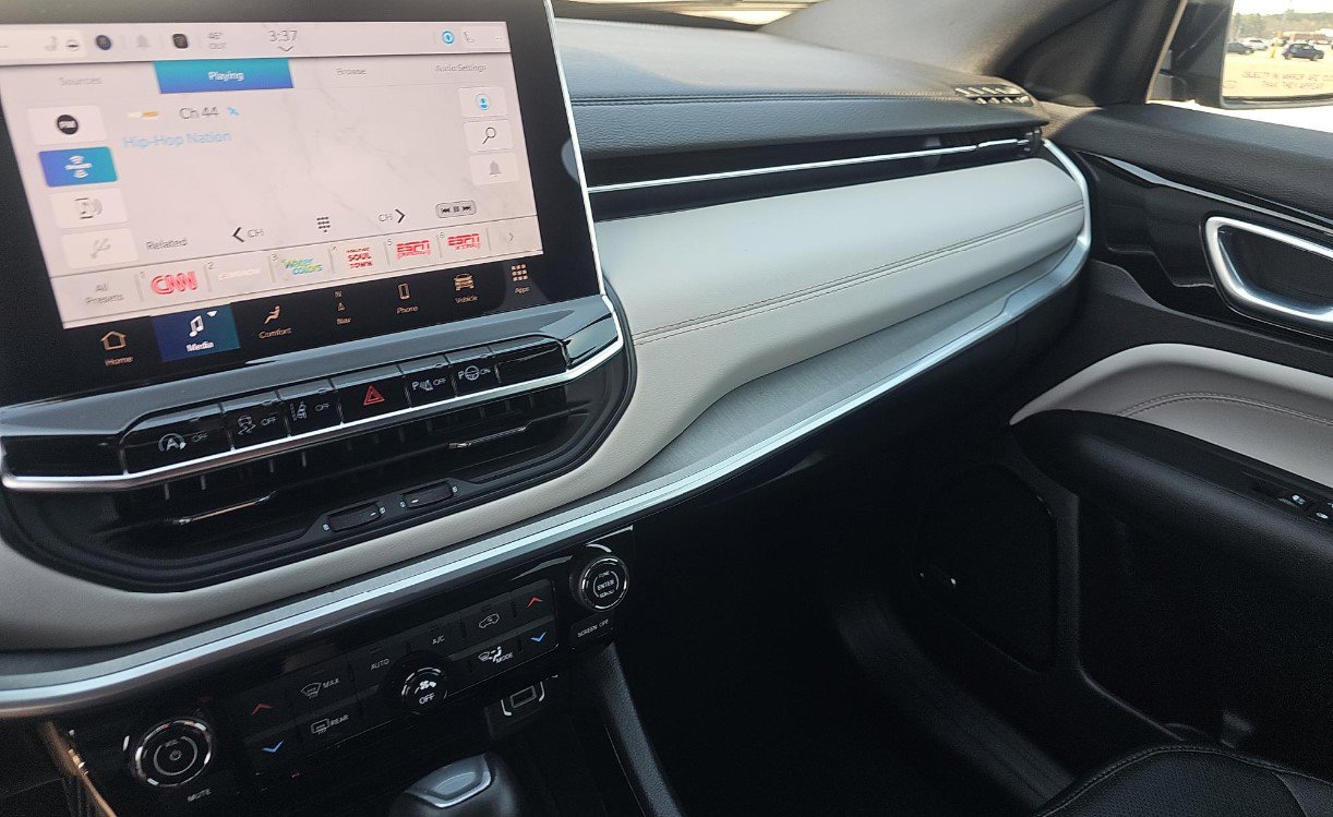 Used 2025 Jeep Compass Limited w/ Elite Group image 9