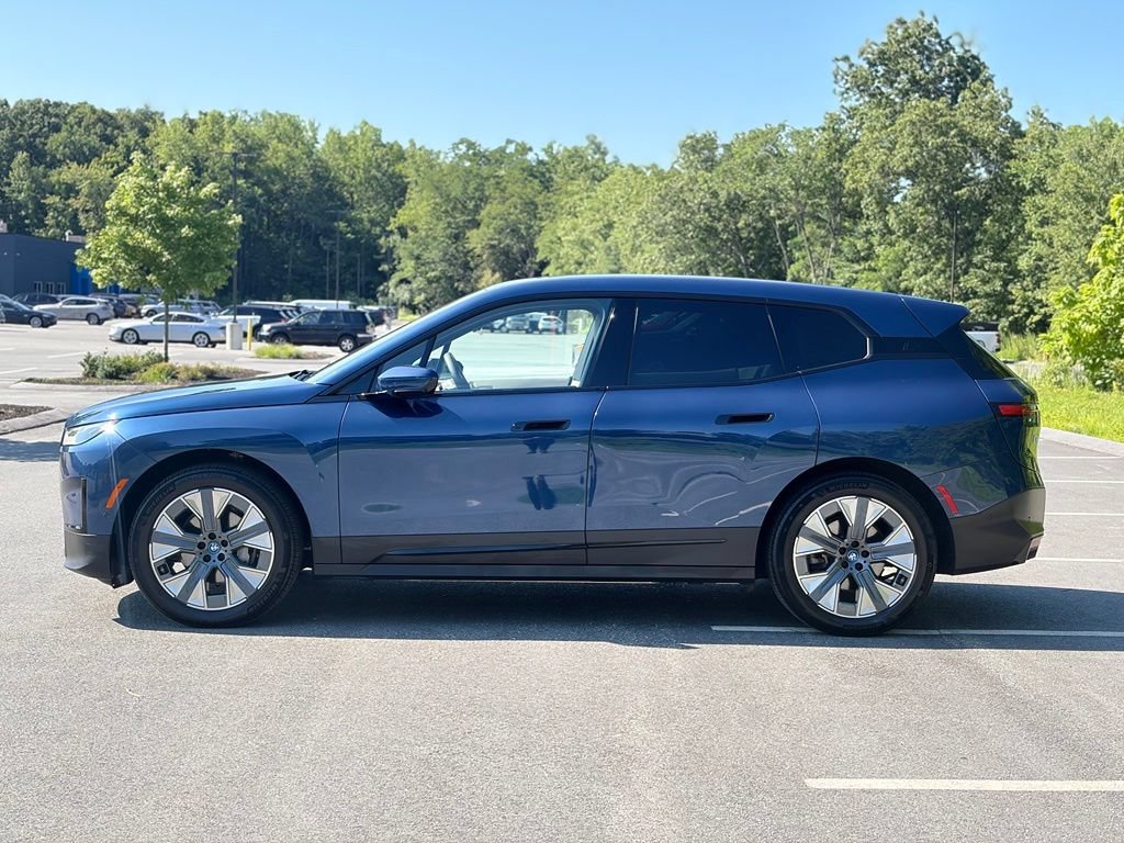 Used 2024 BMW iX xDrive50 w/ Premium Package AWD/4WD image 3