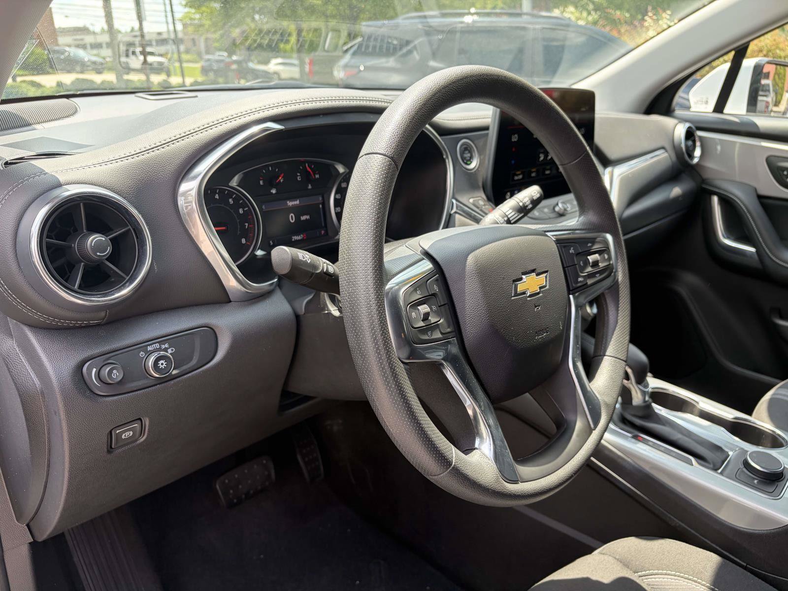 Used 2025 Chevrolet Blazer LT FWD image 6
