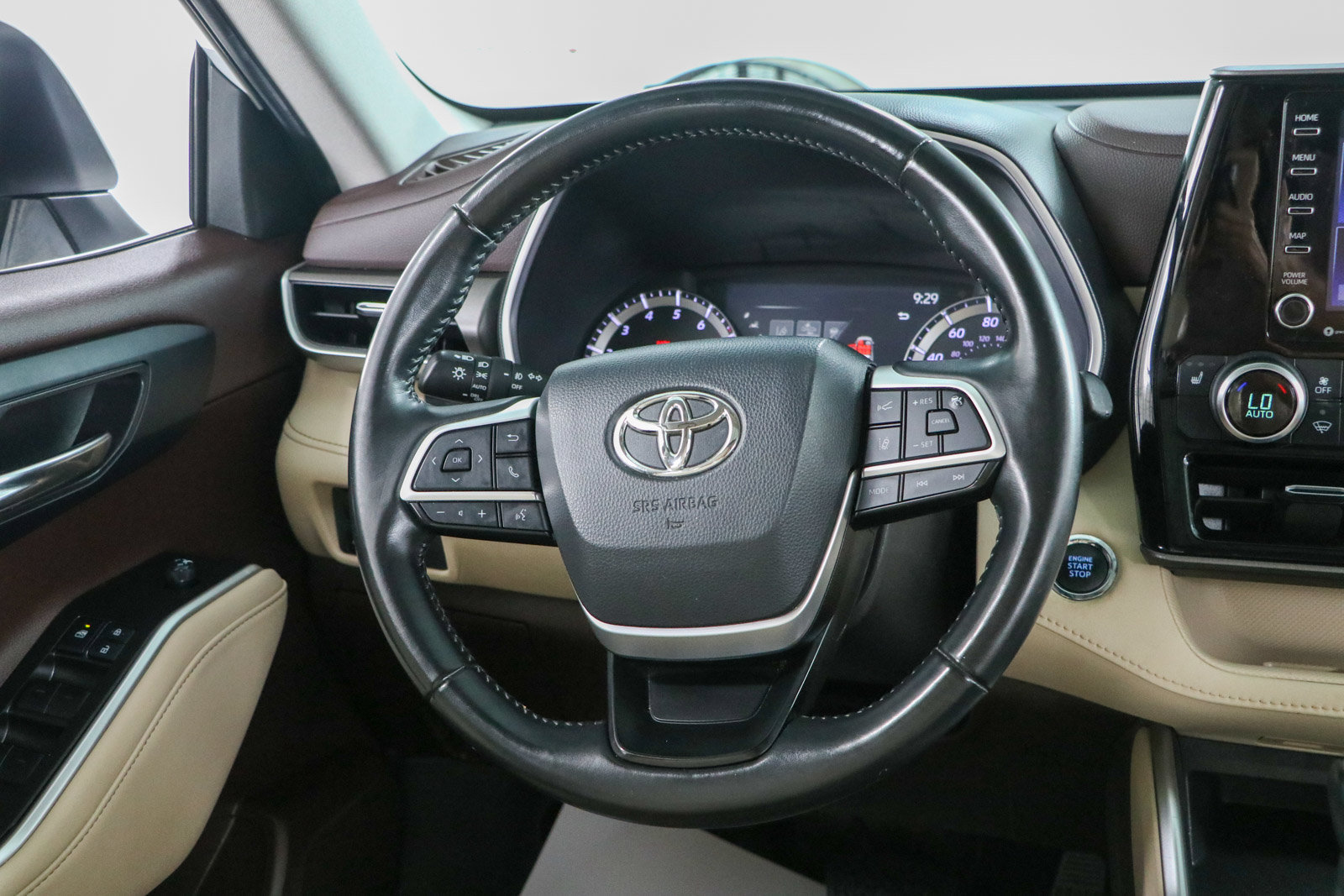 Used 2022 Toyota Highlander XLE FWD image 12