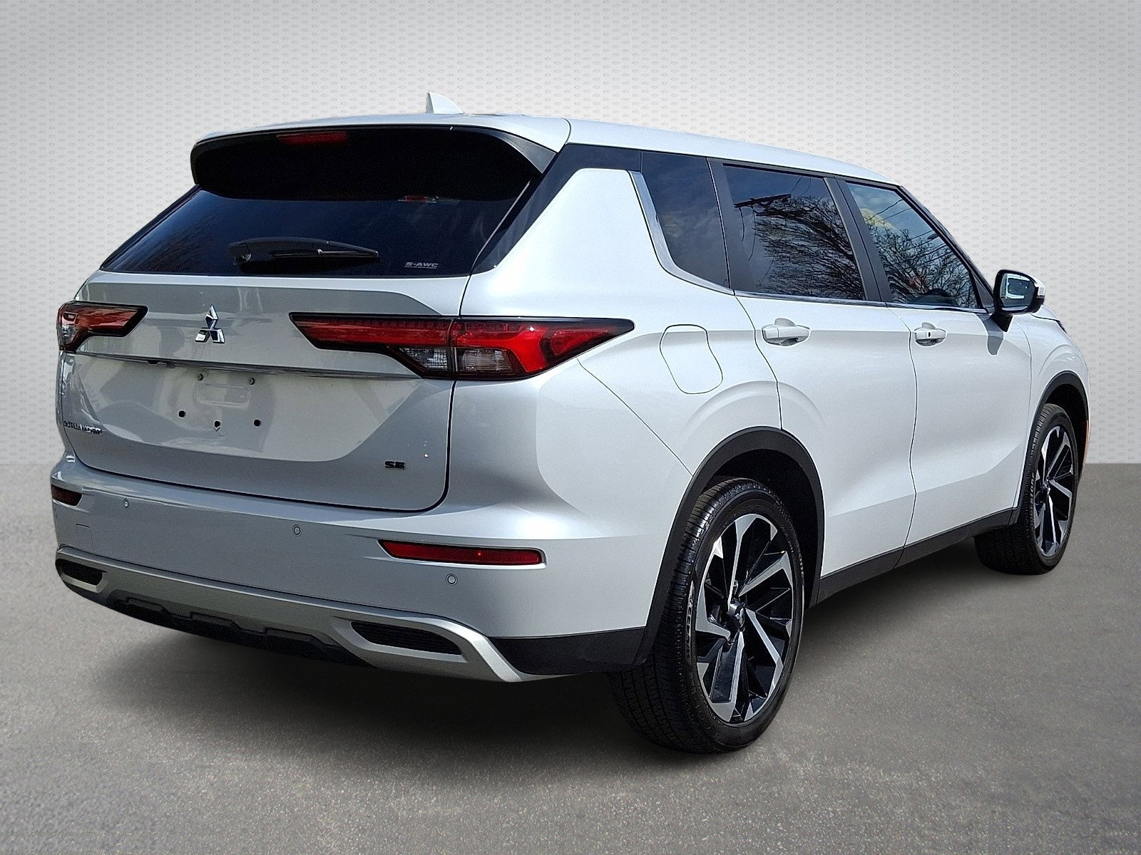 Used 2024 Mitsubishi Outlander SE image 6