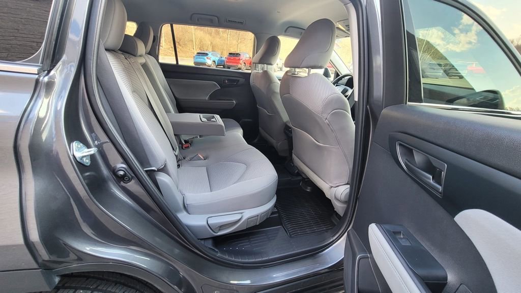 Used 2022 Toyota Highlander LE image 20