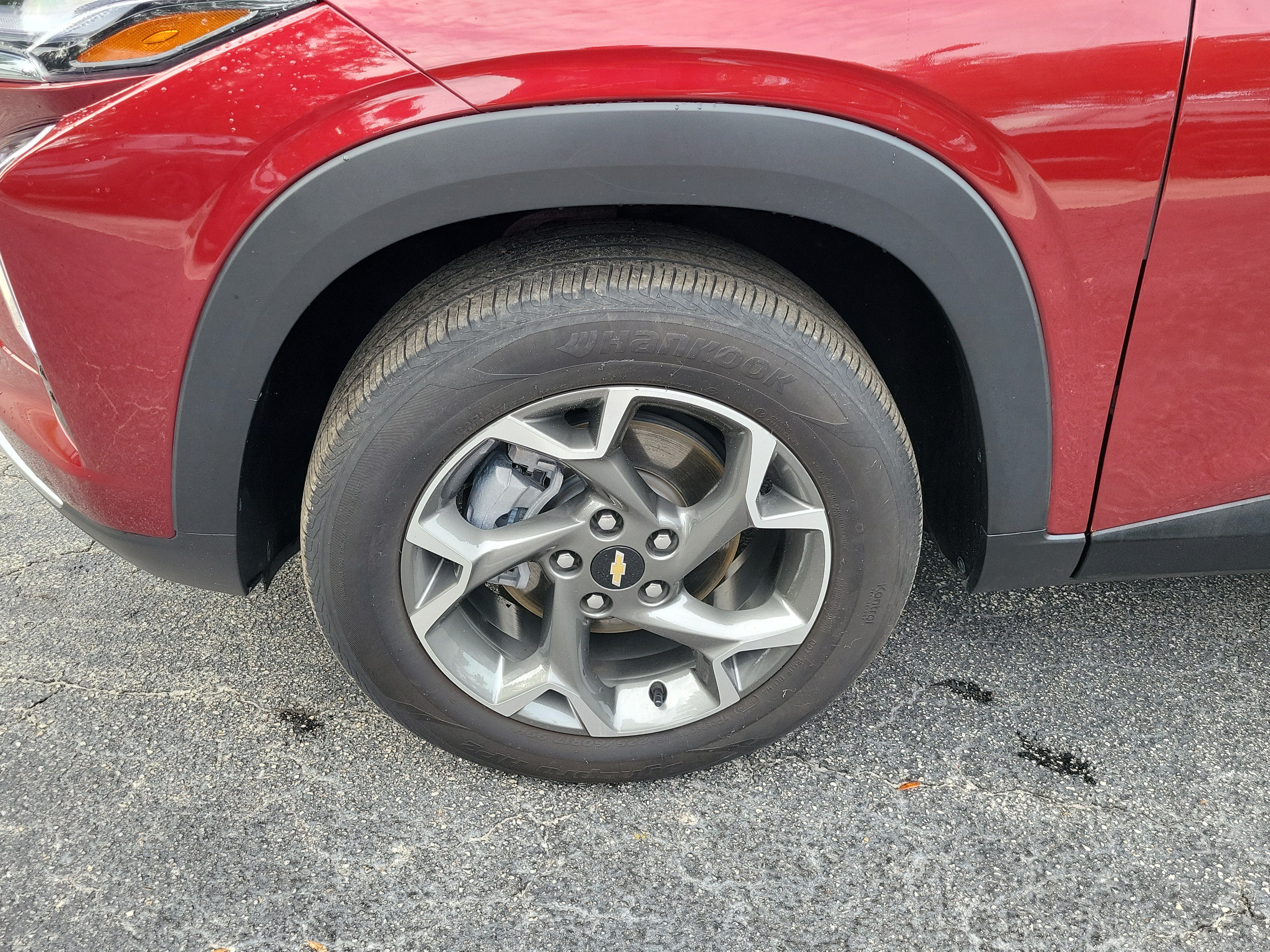 Used 2025 Chevrolet Trax LT FWD image 4
