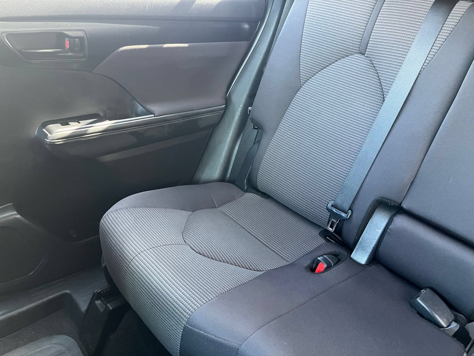 Used 2025 Toyota Highlander LE FWD image 43