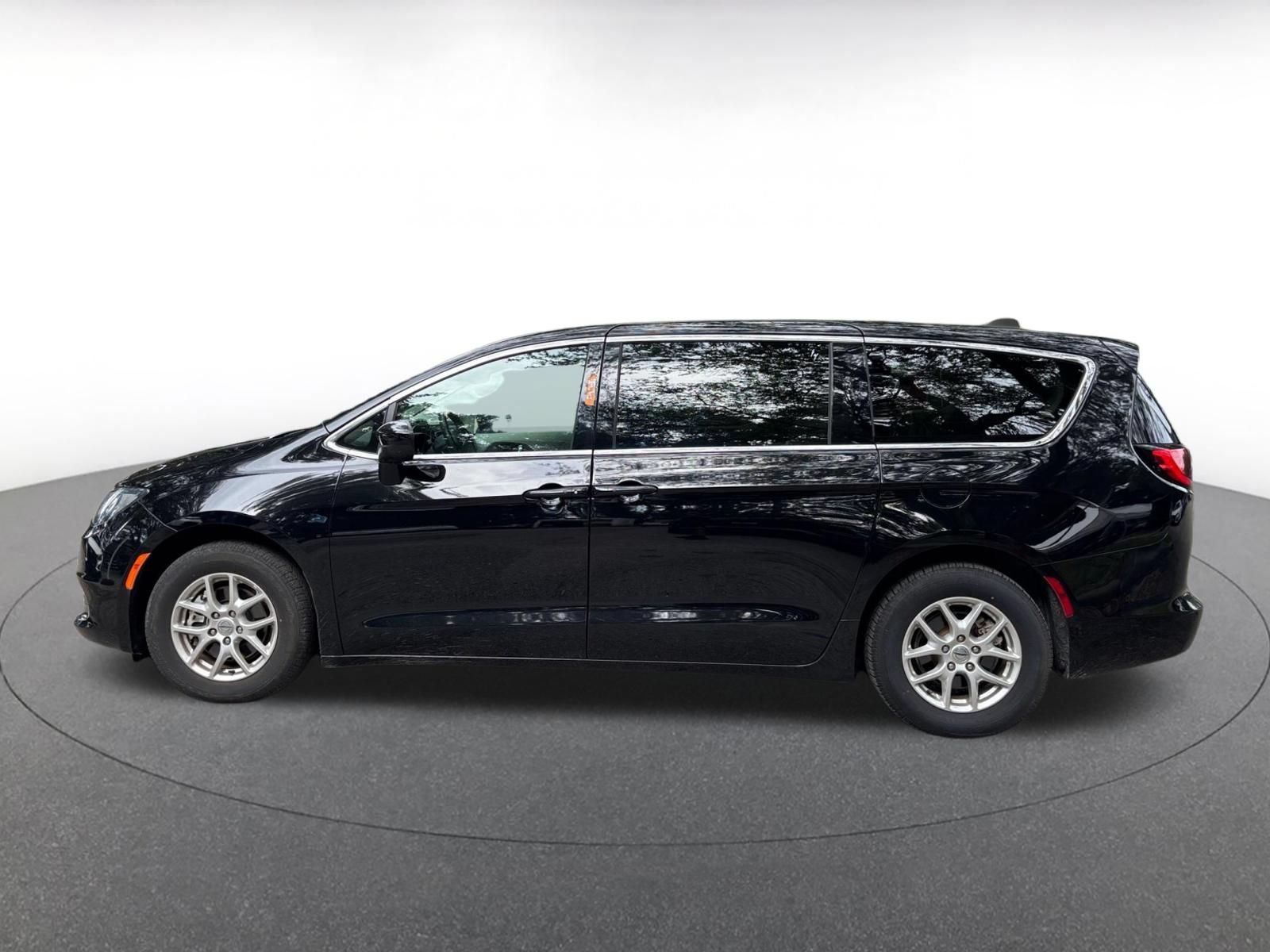 Used 2024 Chrysler Voyager LX FWD image 4