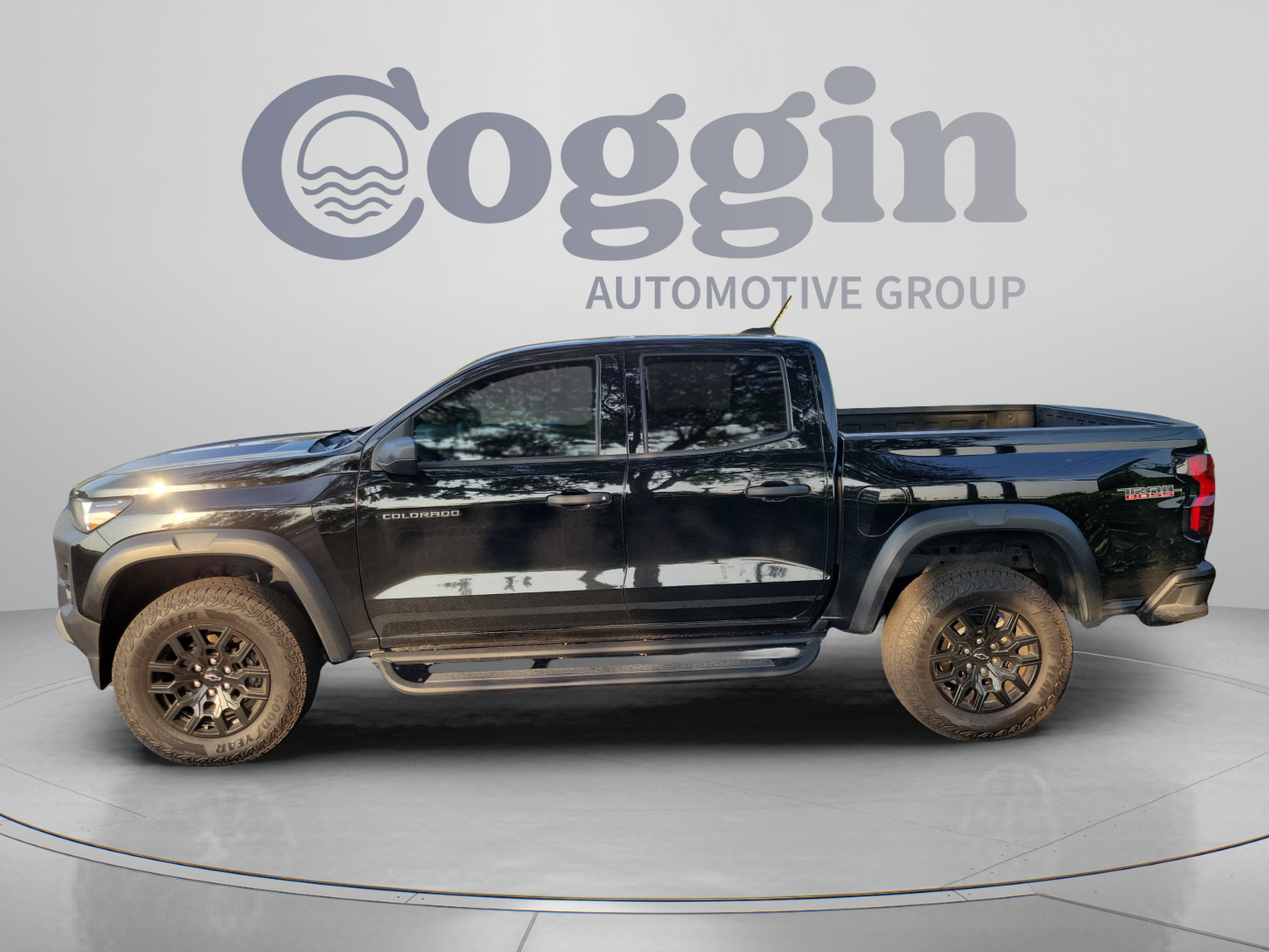 Used 2024 Chevrolet Colorado Trail Boss w/ Advanced Trailering Package AWD/4WD image 3