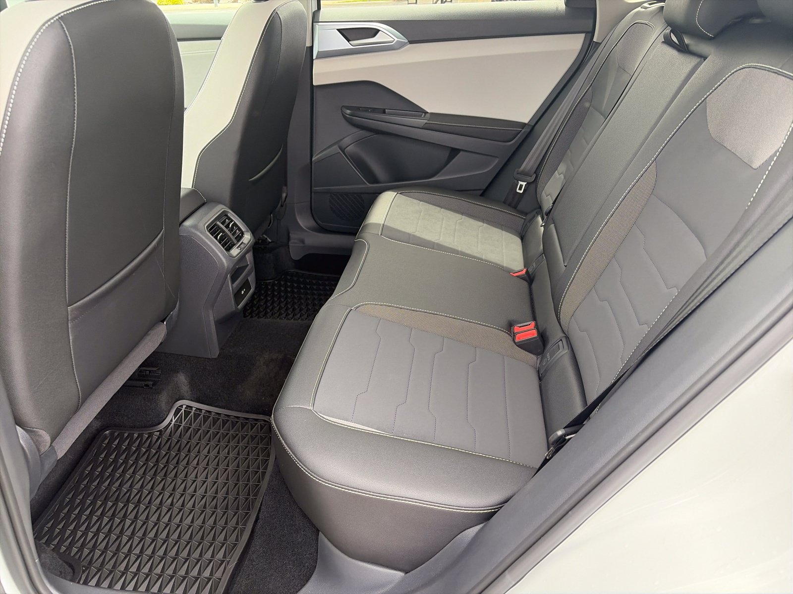 Certified 2025 Volkswagen Taos SE AWD/4WD image 24