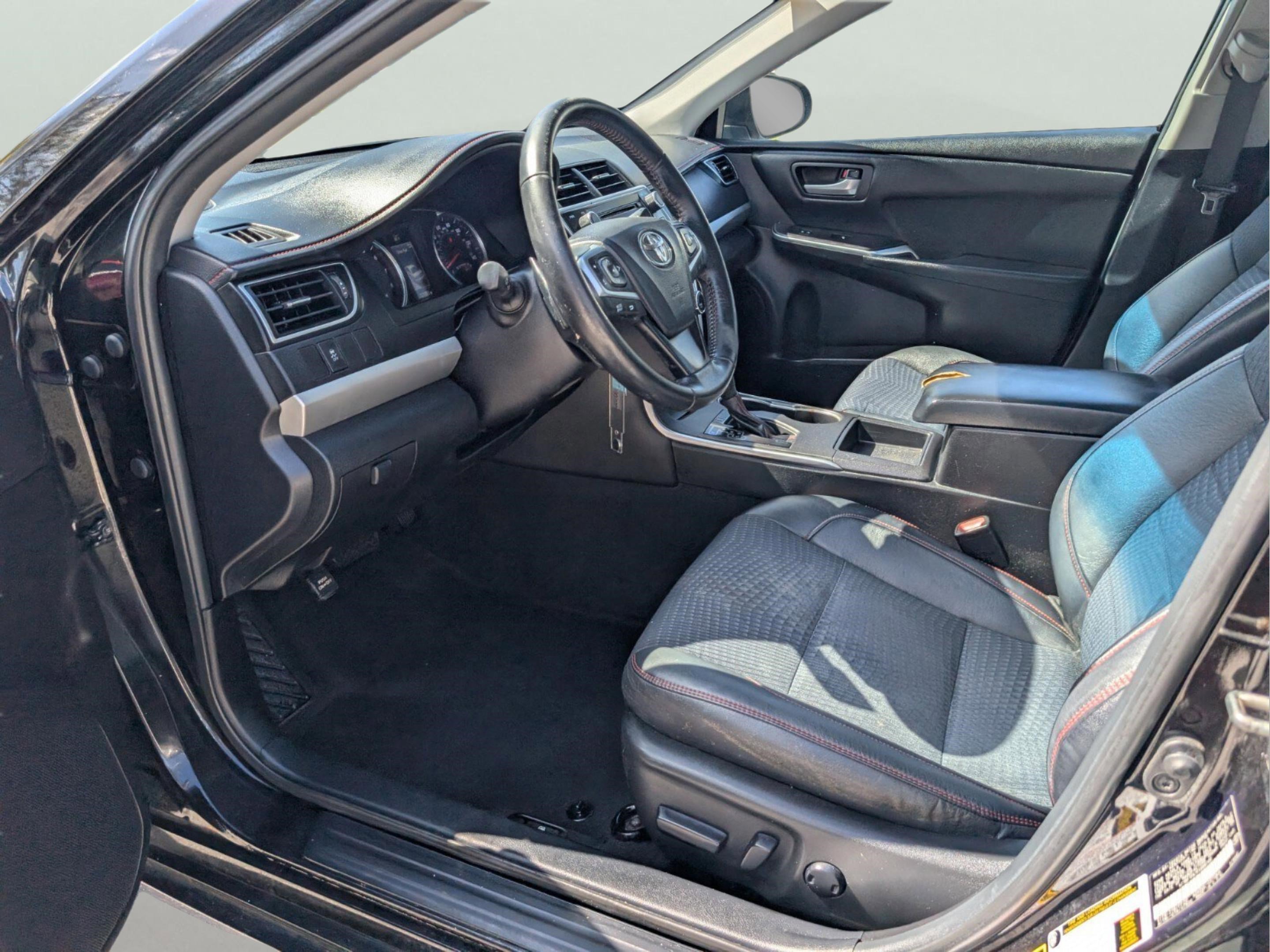 Used 2015 Toyota Camry SE image 28